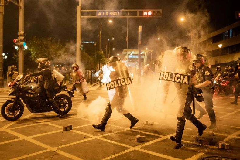 policia peru protestas.jpg