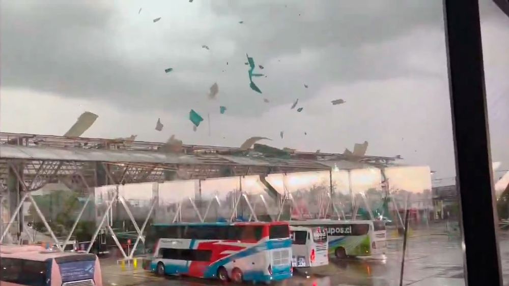 Formación tornádica en terminal de buses en Santiago