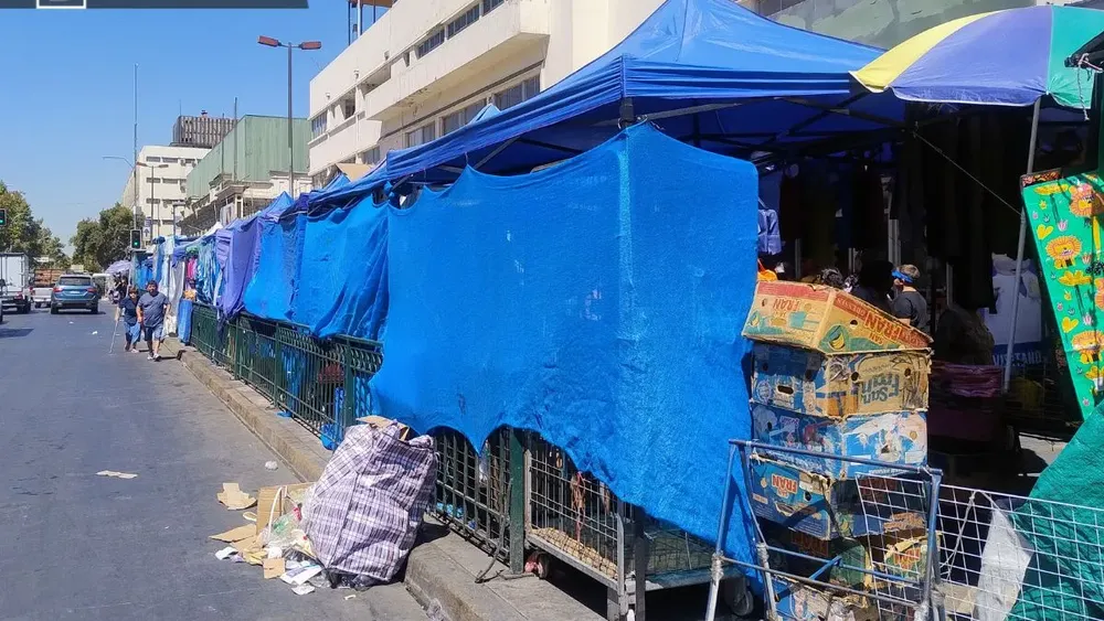Toldos azules: El verdadero rostro de la precariedad laboral en el Chile neoliberal