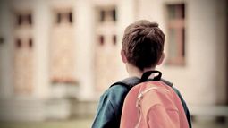 Imagen de un niño de espaldas con una mochila Imagen de un niño de espaldas con una mochila