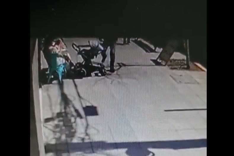 Desconocido patea coche de bebe.jpg