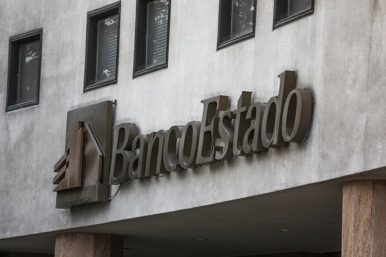 le dijo que le compraria su auto lo indujo a entregar claves y le robo dinero corte ordena a banco restituir montos.webp