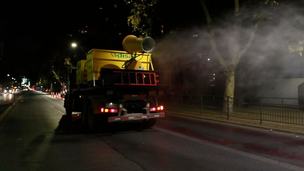 OMS advierte que fumigar espacios exteriores es “peligroso y poco eficaz” como medida contra el coronavirus