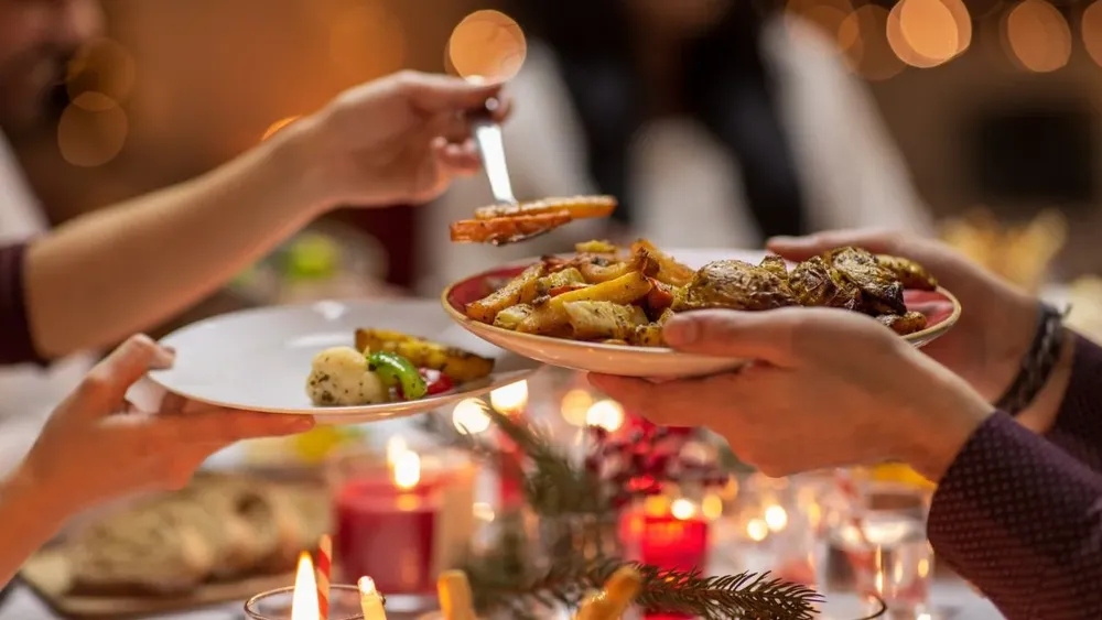 “Un día no define el estado nutricional”: Los 8 signos de alerta de ansiedad alimentaria en fiesta de fin de año