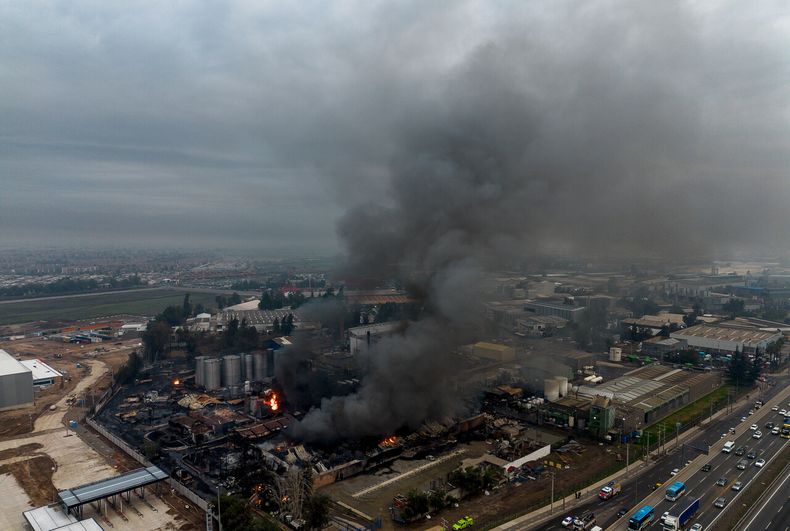 Incendio químico en Quilicura visto desde el aire - Agencia Uno