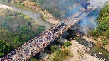 VIDEO| Camiones de ayuda humanitaria fueron quemados por la misma oposición a Maduro