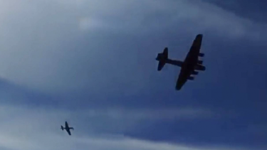 VIDEO| Dos aviones se estrellan en pleno vuelo durante exhibición aérea en Dallas