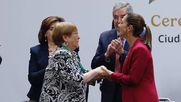 La expresidenta de Chile Michelle Bachelet saluda a la presidenta de México, Claudia Sheinbaum - Agencia EFE