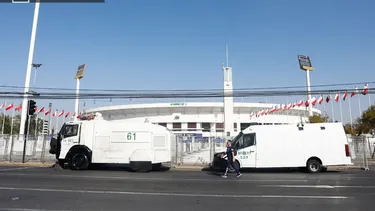 El Desconcierto | 21780 frontis del estadio nacional con vehiculos policiales.webp