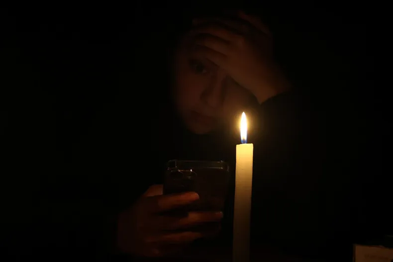 condominio corto la luz por deudas a familia con nina electrodependiente y suprema ordena restituir el suministro.webp