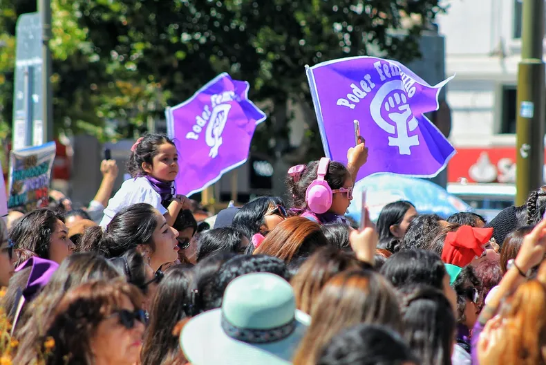 estudiante fue herida por carro lanza aguas en marcha del 8m de 2019 en valparaiso corte ordena pagarle 20 millones.webp