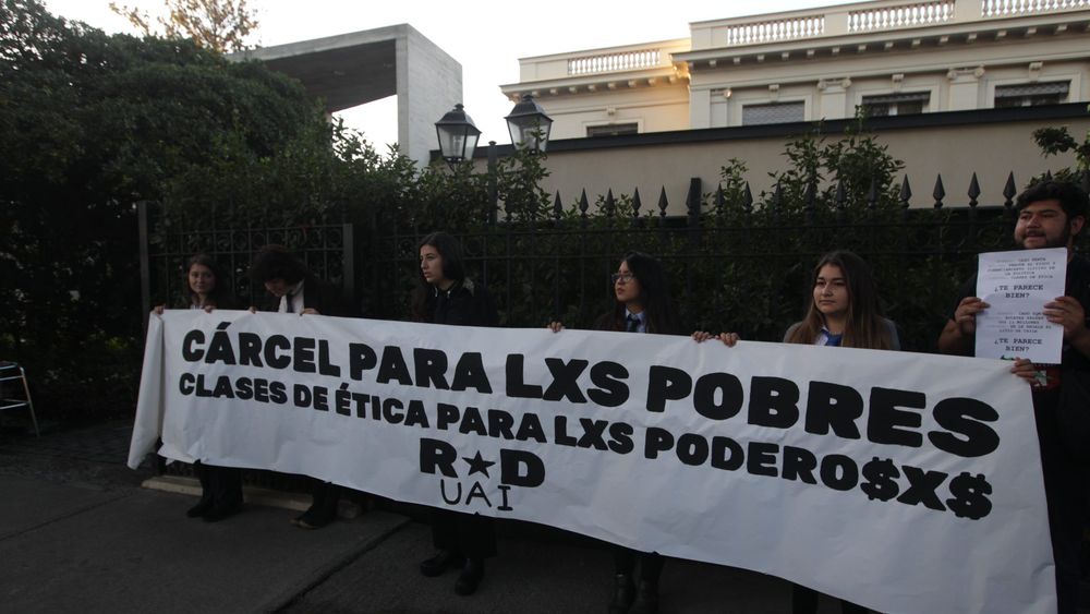 “Cárcel para pobres, clases de ética para poderosos”: Protestas contra Délano y Lavín en la UAI