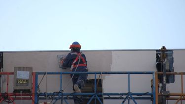 Obrero trabajando en una muralla / Agencia Uno