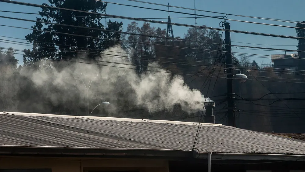 Estufas limpias y aislantes térmicos: Las medidas que han logrado reducir 34% la contaminación en zonas del sur
