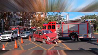 Tránsito cortado en Providencia tras fuerte siniestro vial en el cruce con Av. Salvador