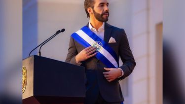 Bukele presenta solicitud para competir en presidenciales, pese a que es incosntitucional