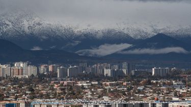 Santiago y su clima cambiante: Región Metropolitana pasará de los 20°C de calor a los 30 mm de lluvia
