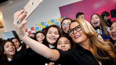 Juntas de vecinos de Maipú piden que Contraloría investigue el título profesional de Cathy Barriga