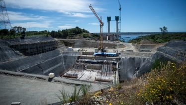 Más largo de Sudamérica con 2.750 mts: Boric visita Puente Chacao que alcanza 45% de avance