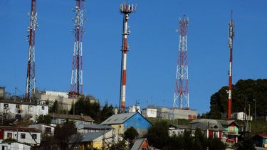 Reclamos por mala señal, lentitud y cortes activan protocolo SERNAC contra Movistar, Claro, Entel y WOM