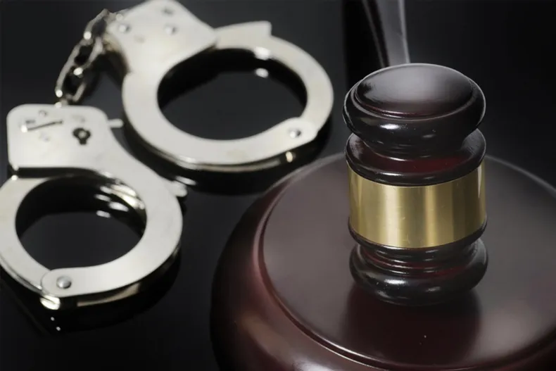 condenado a 13 anos de carcel apelo al autocultivo por tener 3 kilos de marihuana y una subametralladora fue rechazado.webp