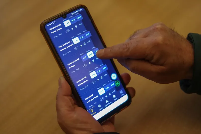 suprema baraja las cartas y zanja la partida apuestas online sin licencia deberan bloquearse por ser contratos ilicitos.webp