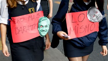 FOTOS| Por el #FinALaDeuda: Las imágenes que dejó la masiva marcha estudiantil en Santiago