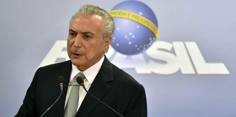 brazilpoliticalcris_pere.jpg