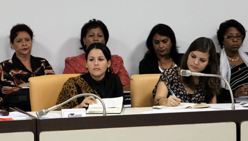 mujeres cuba parlamento.jpg