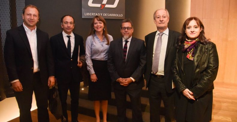 Economistas y politicos en seminario de Libertad y Desarrollo en 2019.jpg