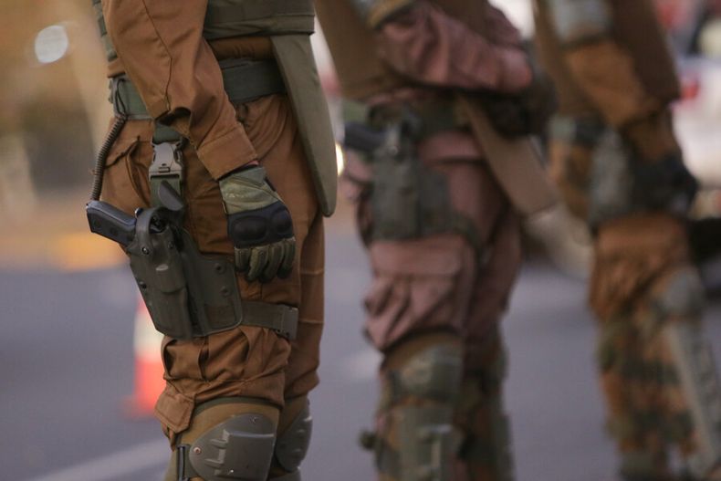 carabineros vuelven a usar subametralladoras uzi hay dos mil funcionarios autorizados.jpg
