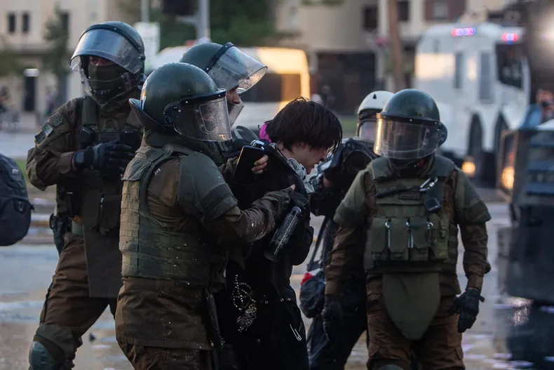 carabineros lesionaron a 6 manifestantes con disparos de arma de fuego en vina en estallido social tribunal los declaro culpables.webp