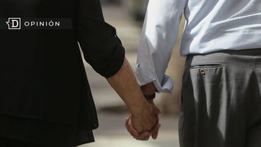 El Desconcierto | 6709 zoom a las manos tomadas de una pareja de ancianos que camin.jpg