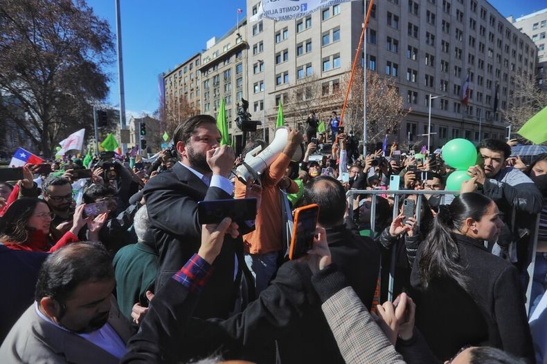 Gabriel Boric responde a manifestantes 1.jpg