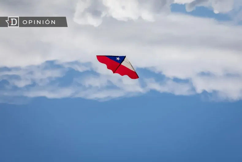 14251 volantin con la bandera de chile en un cielo claro.webp