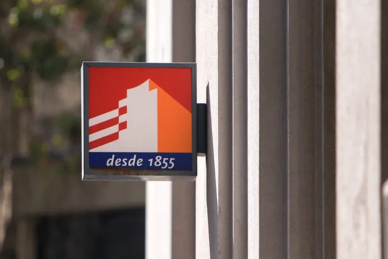 banco nego devolver dinero a joven estafada tras falsa llamada y con fallo de la suprema logra restitucion de 12 millones.webp