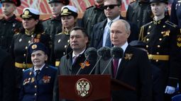 VIDEO| Putin comanda desfile militar en Plaza Roja de Moscú y lanza amenazantes declaraciones