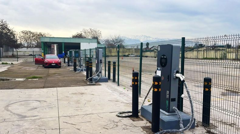Quinta Normal avanza en electromovilidad con nueva estación de carga para vehículos eléctricos.