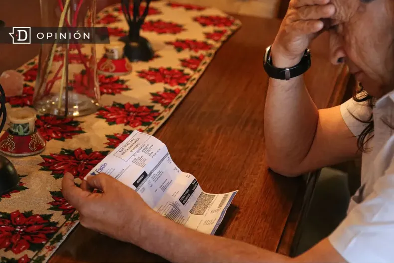 24355 persona mayor viendo una cuenta de la luz.webp