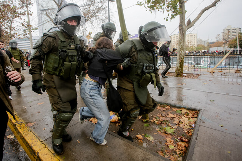 Represión a movilizaciones estudiantiles el 3 de junio de 2026, tras política del gobierno y anuncio de Registro de Vándalos e Incivilidades. Créditos: Agencia Uno.&nbsp;