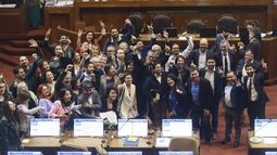 El millonario camino al Congreso: candidatos oficialistas lideran solicitudes de créditos para financiar campañas y oposición opta por dineros propios