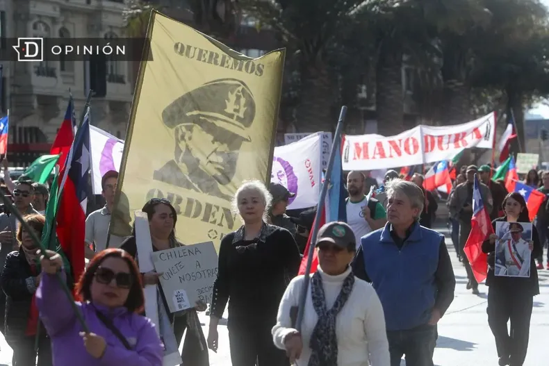 24098 marcha derechista con afiche de pinochet.webp