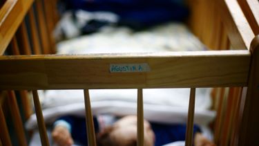 Mientras embarazos adolescentes disminuyen natalidad de extranjeros en Chile aumenta