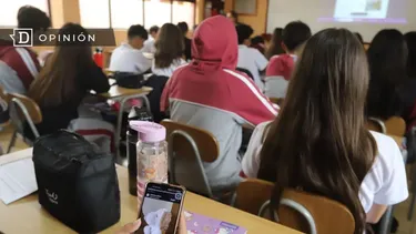 El Desconcierto | 30984 estudiante con un celular en la sala de clases.webp