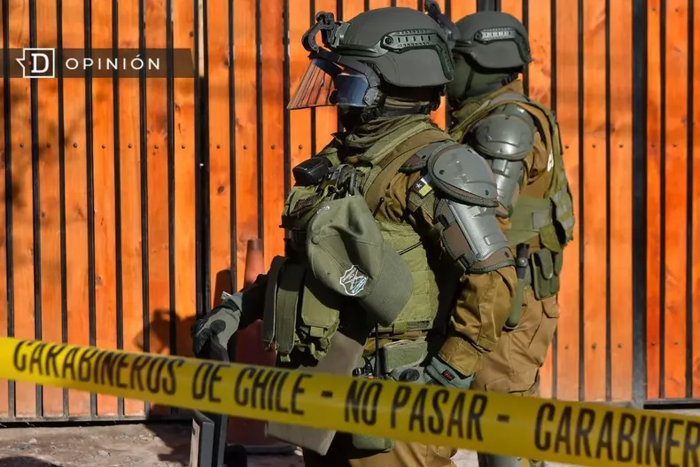 15999 dos carabineros de fuerzas especiales tras una huincha polic.webp