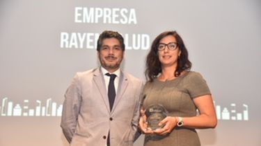 Chiletec premia a Sandra Gatica de Rayen Salud como mujer líder de la industria digital