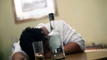Imagen de un hombre alcoholizado / Agencia Uno