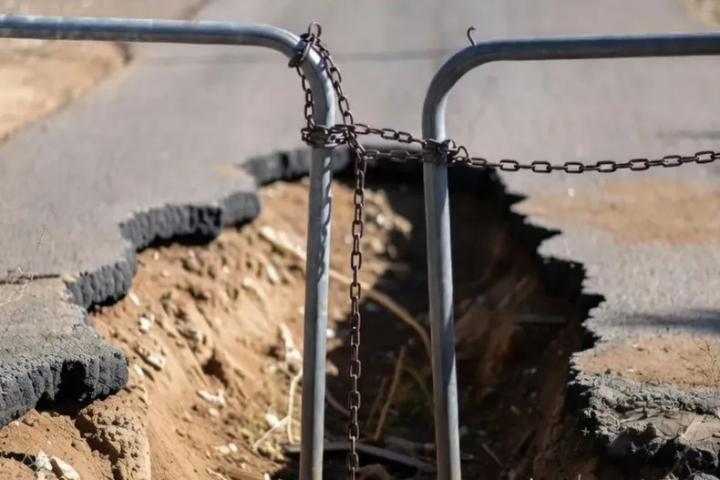 con porton cadenas y zanja cerro camino vecinal y dejo aislados a vecinos corte ordeno abrirlo en 3 dias.webp