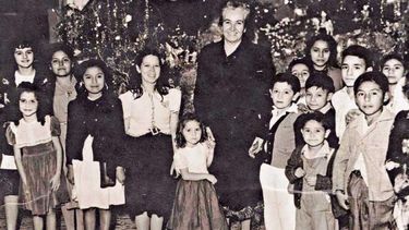 El Desconcierto | Gabriela Mistral con ninos en Mexico_1950 2.jpeg