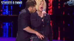 VIDEO| Evidente caso de acoso sexual a cantante italiana es tildado de broma en canal de Berlusconi